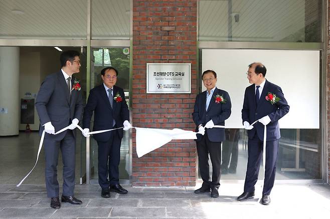 [울산=뉴시스] 울산대학교는 9일 HD한국조선해양, HD현대중공업과 함께 교내 건설환경공학관에 조선해양 디지털 엔지니어링 전문인력 양성을 위한 ‘조선해양 OTS교육실’ 개소식을 가졌다. *재판매 및 DB 금지