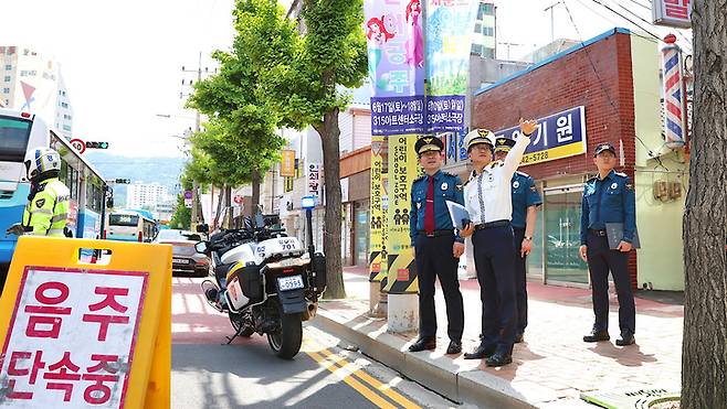 [창원=뉴시스] 강경국 기자 = 김병수 경남경찰청장이 9일 '노란색 횡단보도'가 설치된 마산 월영초등학교 인근 현장을 방문해 어린이 통학로 안전상황을 점검하고 있다. (사진=경남경찰청 제공). 2023.05.09. photo@newsis.com *재판매 및 DB 금지