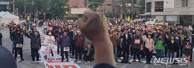 [전주=뉴시스] 김얼 기자 = 전북비상시국회의 관계자들이 9일 전북 전주시 전주풍남문광장에서 '취임 1년 온 나라가 위기다! 윤석열 퇴진 전북시국대회'를 열고 구호를 외치고 있다. 2023.05.09. pmkeul@nwsis.com