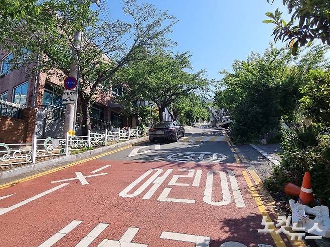 부산 남구 대남초등학교로 향하는 도로로 차량이 올라가고 있다. 박진홍 기자