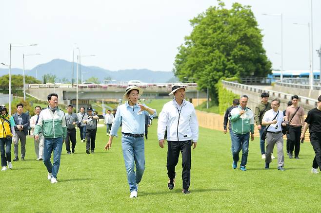 노관규 순천시장과 오세훈 서울시장(오)이 오천그린아일랜드를 걷고 있다. 순천시 제공