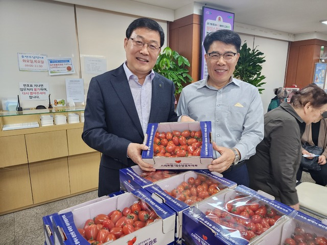 백호 영등포농협 조합장(왼쪽)이 본점 금융점포에서 충남 부여산 대추방울토마토를 홍보하고 있다.