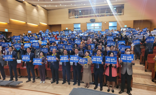 ▲더불어민주당 전북도당은 9일 오후 전북 전주시 전주교육대학교 강당에서 노인위원회 발대식을 열었다. 사진은 참석자들이 퍼포먼스를 벌이는 모습. ⓒ전북도당