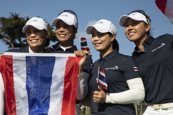 8일(한국시간) 미국 캘리포니아주 샌프란시스코 TPC하딩파크에서 열린 LPGA 한화 라이프플러스 인터내셔널 크라운 대회에서 우승한 태국 대표팀이 기념 촬영을 하고 있다. 샌프란시스코 AP 연합뉴스