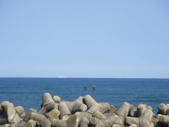 오염수 방류 지점 - 일본 정부와 도쿄전력이 늦어도 올여름 후쿠시마 제1원자력발전소 오염수를 터널을 통해  원전에서 1㎞ 떨어진 바다에 방류할 계획인 가운데 지난 4월 4일 원전 앞바다에 방류할 지점을 표시한 부표가 설치돼 있다.  도쿄전력 제공
