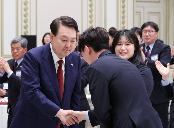 국제장애인기능올림픽 선수단과 인사하는 윤석열 대통령 - 윤석열 대통령이 9일 청와대 영빈관에서 열린 제10회 국제장애인기능올림픽대회 선수단 오찬에서 참석자들과 인사하고 있다. 2023.5.9 연합뉴스