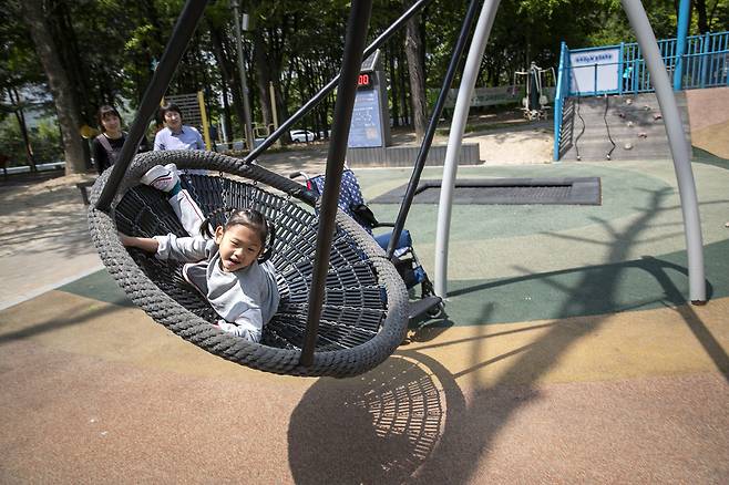 뇌병변 장애 아동 김솔비 양(10)이 바구니 그네를 타고 있다. ⓒ시사IN 박미소