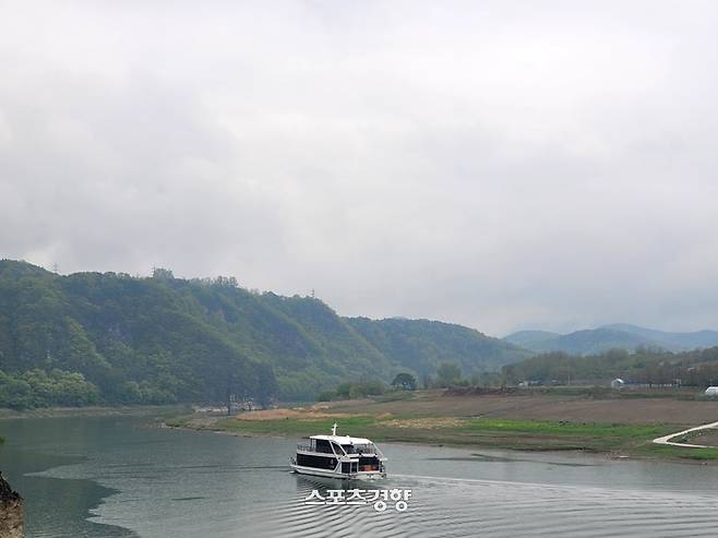 도담삼봉 여행선. 사진|강석봉 기자