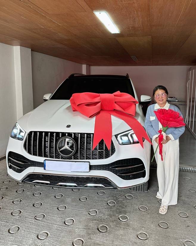 Singer Song Ga-in Parents Day gift scale is a hot topic.On the 8th, Song Ga-in released a certification shot that presented The Red Car to his mother.At the same time, he wrote, What is high under the sky? My mothers Prevenient grace is endless ~ My life is full of happiness! Parent Prevenient grace .In the photo, Song Ga-in mother has a bright smile next to The Red Car.Song Ga-in has also revealed his family history, confessing his brothers story, who died early due to meningitis.