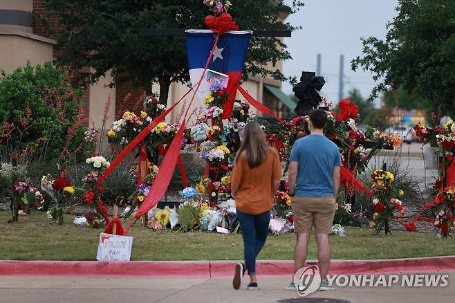 텍사스 앨런 아웃렛에 놓인 '총기 참사' 애도 꽃들 [AFP=연합뉴스. 재판매 및 DB 금지]