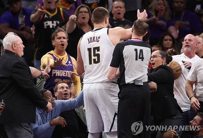 관중과 충돌하는 요키치 [Getty Images via AFP=연합뉴스]