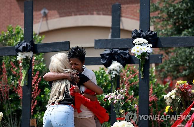 '총기난사' 텍사스 쇼핑몰에 놓인 희생자 추모 십자가 [AFP=연합뉴스. 재판매 및 DB 금지]