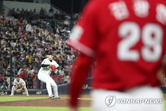 양현종, 김광현과 진검승부 (광주=연합뉴스) 조남수 기자 = 9일 광주기아챔피언스필드에서 열린 프로야구 SSG 랜더스와 KIA 타이거즈의 경기에서 KIA 양현종이 6회에 김광현이 바라보는 가운데 투구하고 있다. 2023.5.9 iso64@yna.co.kr