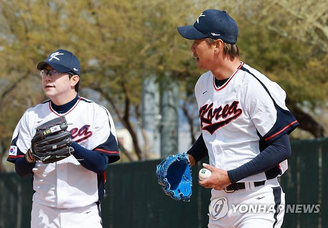 WBC 대표팀 투수 맏형들 (투손[미국 애리조나주]=연합뉴스) 홍해인 기자 = 26일 오후(현지시간) 미국 애리조나주 투손 키노스포츠 콤플렉스 보조구장 불펜에서 월드베이스볼클래식(WBC) 2023 대한민국 대표팀 양현종(왼쪽)과 김광현이 불펜 투구를 하고 있다.
    이날 예정된 WBC 대표팀과 프로야구 KBO리그 LG 트윈스와의 평가전은 현지 오전에 내린 비로 인해 우천 취소됐다. 2023.2.27 hihong@yna.co.kr