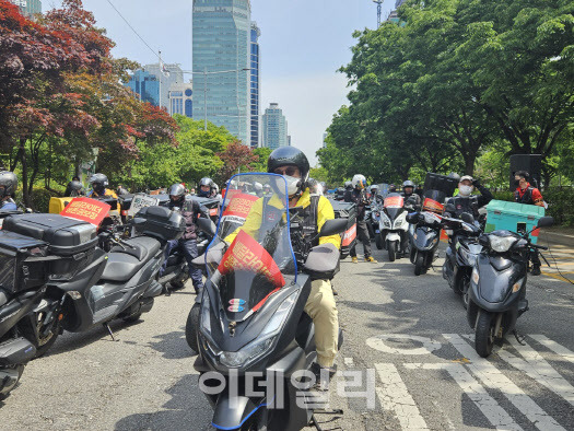 라이더유니온이 10일 오후 3시 30분쯤 서울 영등포구 국회에서 용산구 대통령 집무실까지 오토바이로 행진했다.(사진=이영민 수습기자)