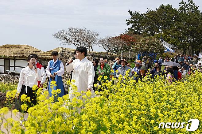 지난 4월 8일부터 5월 7일까지 진행된 ‘2023 청산도 슬로걷기 축제’에 8만여 명이 다녀간 것으로 파악됐다. (완도군 제공)/뉴스1