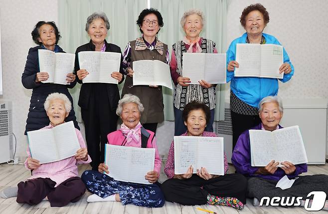 우크라이나에 위로 메시지 보내는 칠곡군문해교실 할머니들이 작성한 글을 들고 기념사진을 찍고 있다. (칠곡군 제공) 2023.5.10/뉴스1