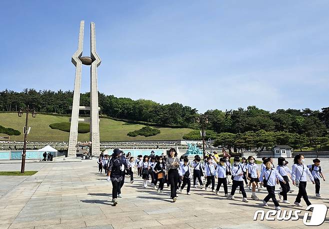 광주 5·18민주화운동 43주년이 다가오는 가운데 초등학생들이 오월영령을 기리기 위해 10일 광주 북구 국립5·18민주묘역을 방문하고 있다. 2023.5.10/뉴스1 ⓒ News1 최성국 기자