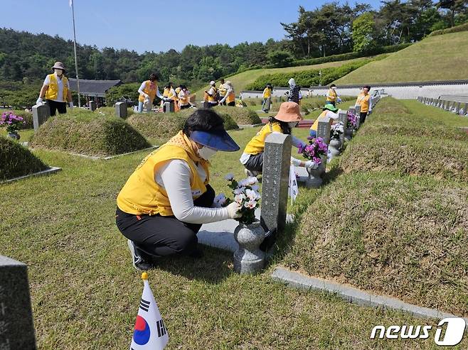 광주 5·18민주화운동 43주년이 다가오는 가운데 대한적십자사 광주전남지사 회원들이 10일 광주 북구 국립5·18민주묘역에서 묘비를 닦아내고 있다. 2023.5.10/뉴스1 ⓒ News1 최성국 기자