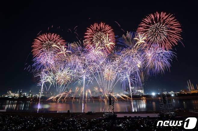 2019년 6월1일 오후 경북 포항시 남구 형산강 체육공원에서 열린 '2019 포항국제불빛축제'에서 화려한 불꽃이 밤하늘을 수놓고 있다. 이날 행사에서는 한국, 일본, 캐나다 팀이 참여해 1시간 동안 포스코 포항제철소를 배경으로 화려한 불꽃놀이가 펼쳐졌다. 2019.6.2/뉴스1 ⓒ News1 최창호 기자