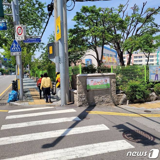 부산 사하구 하단초 담장 모습 (부산시교육청 제공)