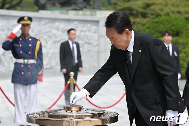 윤석열 대통령이 정부 출범 1주년인 10일 오전 국무위원 및 국민의힘 지도부와 함께 서울 동작구 국립서울현충원을 참배하며 분향하고 있다. (대통령실 제공) 2023.5.10/뉴스1 ⓒ News1 오대일 기자