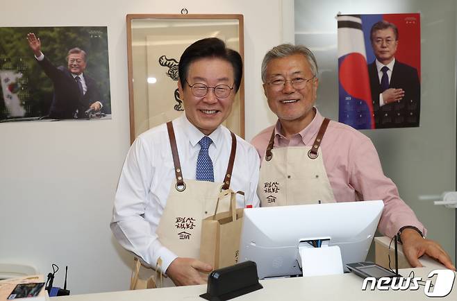 이재명 더불어민주당 대표가 10일 오후 문재인 전 대통령이 최근 경남 양산 평산마을에 문을 연 평산책방을 찾아 계산대에서 봉사를 마친 뒤 기념사진을 찍고 있다. (공동취재) 2023.5.10/뉴스1 ⓒ News1 윤일지