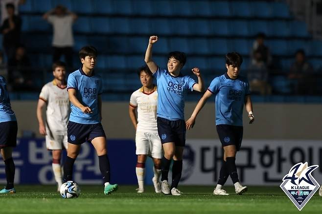 대구 케이타(가운데)가 9일 포항전에서 동점골을 만든 뒤 기뻐하고 있다. 제공 | 한국프로축구연맹