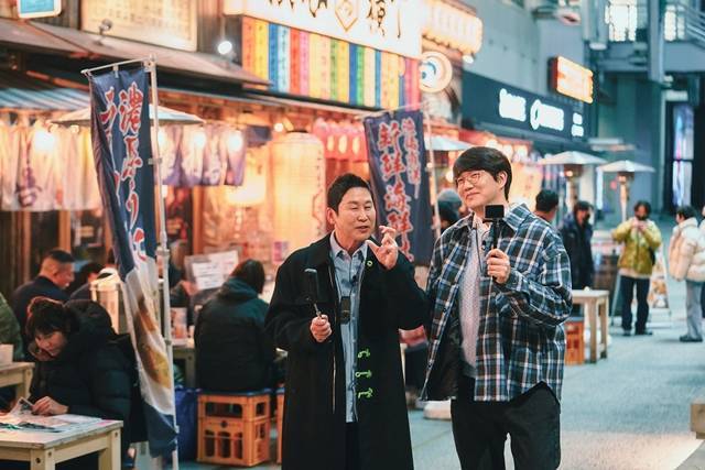 '성+인물' 일본편에서 신동엽(왼쪽)과 성시경은 일본의 성인용품점을 둘러보고 일본 AV 배우들과 감독들을 만나 인터뷰를 해 논란이 됐다. /넷플릭스