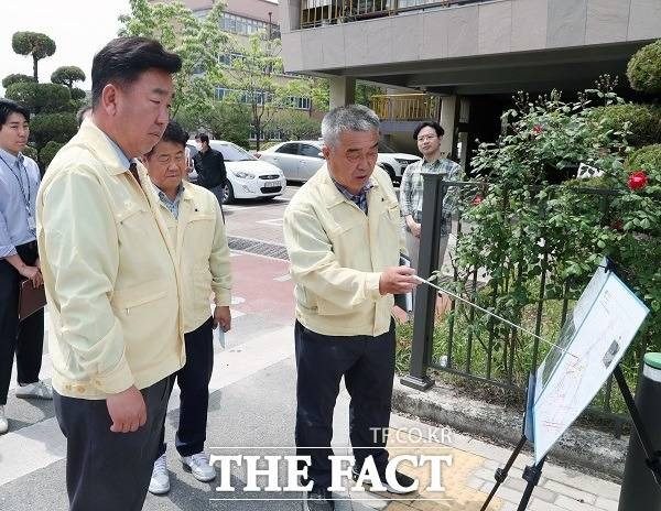 이범석 충북 청주시장은 10일 운동초등학교 일원 어린이보호구역 교통안전시설 훼손 및 노후 상태 등을 점검했다. /청주시.