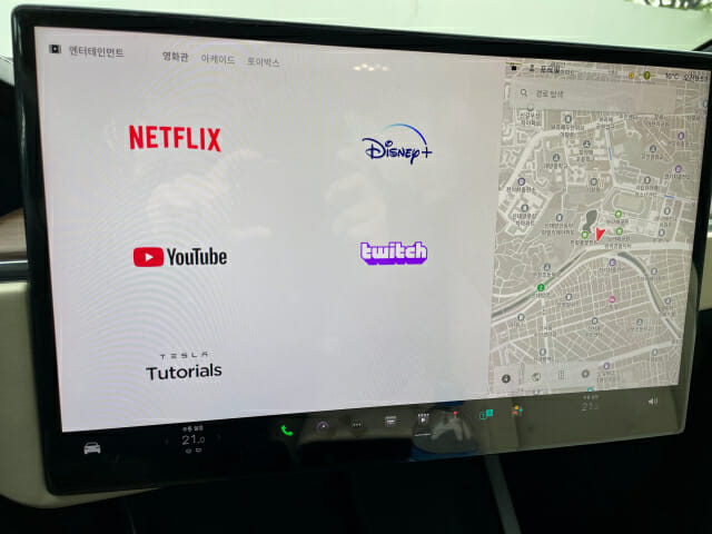 차량용 오버더톱(OTT) 콘텐츠도 제공한다. 차량을 정차하고 파킹(주차) 상태로 해놓으면 넷플릭스, 디즈니+, 유튜브, 트위치 등 다양한 플랫폼을 이용할 수 있다. 이 콘텐츠들은 주차 상태에서만 사용이 가능하며 주행상태에서는 제한된다. (사진=김재성 기자)