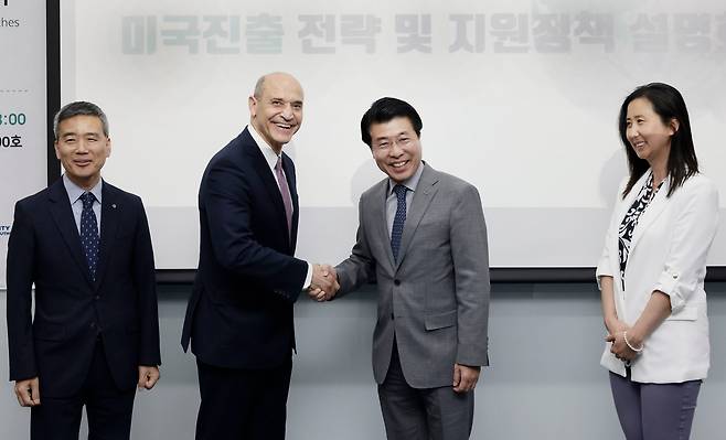 (서울=뉴스1) = 서강석 송파구청장이 지난 24일 오후 서울 송파구 문정비즈밸리 일자리 허브센터에서 열린 ‘미국 진출 전략 및 지원 정책 설명회’에서 빅터 호스킨스 페어팩스 카운티 경제개발청장과 악수하고 있다.  송파구와 페어팩스 카운티 경제개발청은 미국 시장 진출 및 사업 확장을 계획하는 한국 기업들에게 다양한 지원 정책을 추진 할 예정이다. (송파구청 제공) 2023.4.25/뉴스1