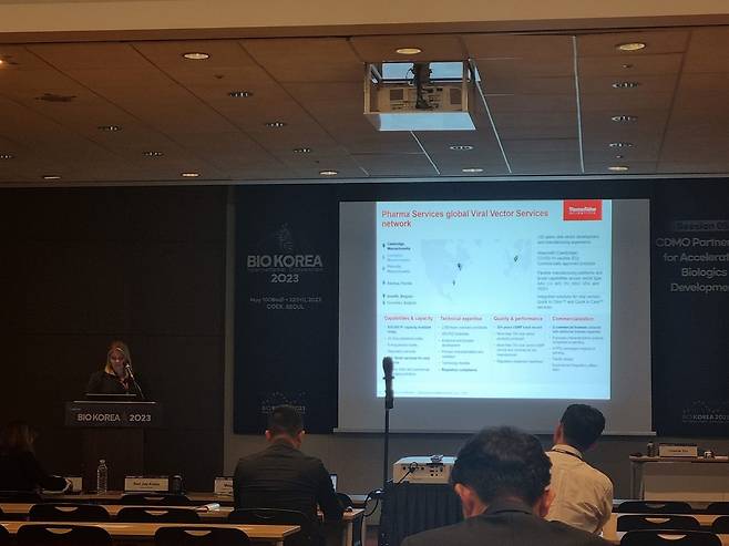 메간 하디 써모피셔사이언티픽 수석 매니저가 10일 서울 강남구 코엑스에서 열린 바이오 2023에 참가해 ‘바이오의약품 개발 가속화를 위한 CDMO 파트너십’ 세션에서 발표하고 있다. /김양혁 기자