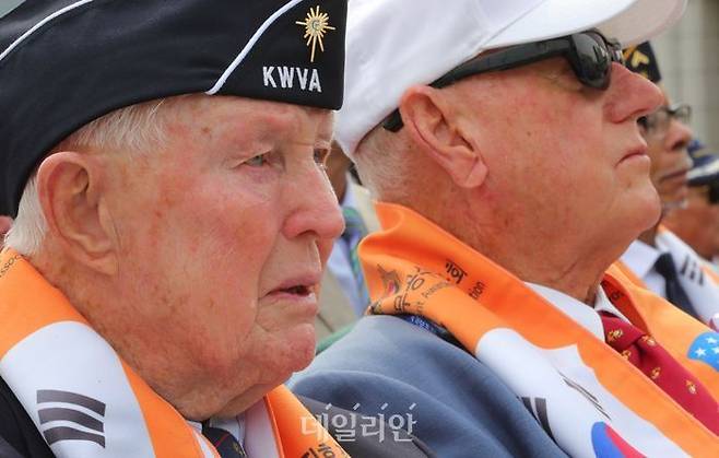 지난 2019년 서울 용산구 전쟁기념관에서 열린 제4회 장진호 전투영웅 추모식에 참석한 장진호 전투 참전 용사가 한국전쟁 당시 영상을 보며 눈물을 흘리고 있다(자료사진). ⓒ뉴시스