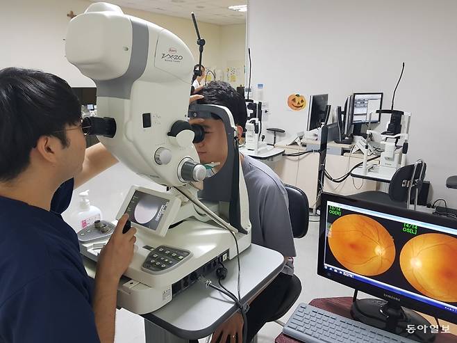 ‘나이 관련 황반변성’은 건성과 습성으로 나뉜다. 건성의 경우 심한 시력 상실을 유발하지는 않지만 일부는 습성으로 진행될 수 있다. 동아일보DB