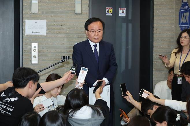 국민의힘 김재원 최고위원이 8일 오후 서울 영등포구 국민의힘 중앙당사에서 열린 윤리위원회에서 소명을 마친 뒤 취재진의 질문에 답변하고 있다. 뉴시스