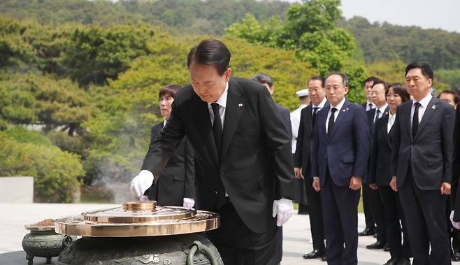 윤석열 대통령이 정부 출범 1주년인 10일 서울 동작구 국립서울현충원을 찾아 참배하며 분향하고 있다.  [대통령실통신사진기자단] 연합뉴스