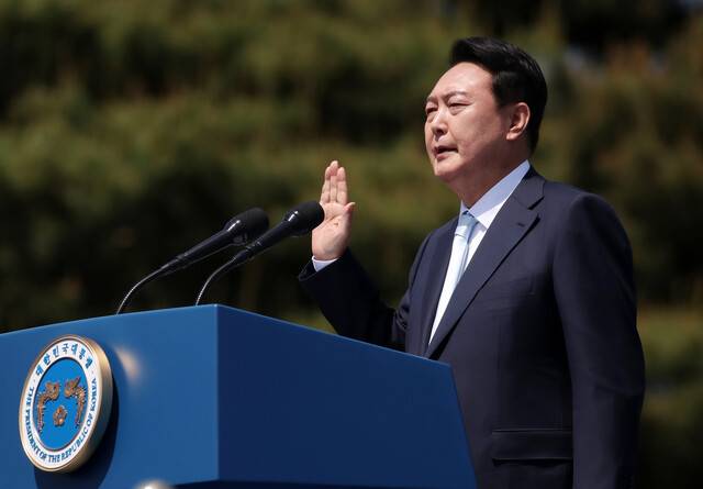 윤석열 대통령이 지난해 5월10일 오전 서울 여의도 국회에서 열린 제20대 대통령 취임식에서 취임 선서를 하고 있다. 연합뉴스