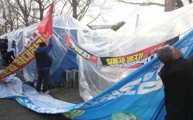 민주노총 공공운수노조 화물연대본부 대전본부 조합원들이 2022년 12월 9일 오후 대전 대덕우체국 앞 화물연대 거점 시위 현장에서 철수하고 있다. 대전=연합뉴스