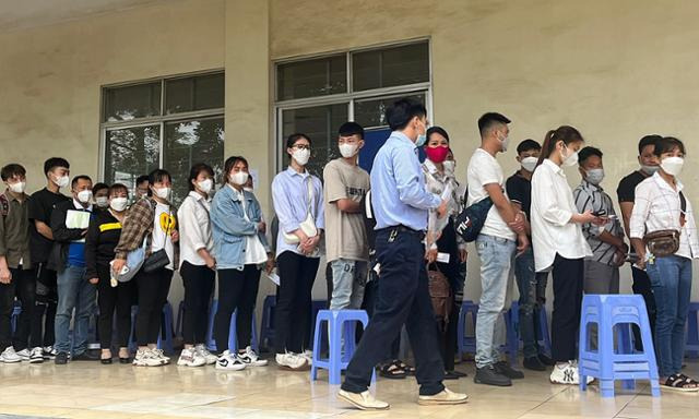 9일 베트남 하노이 해외노동센터 교육장에서 한국산업인력공단 주관 고용허가제 한국어능력시험(EPS-TOPIK)을 보는 교육생들이 시험관의 안내를 듣고 있다. 하노이=허경주 특파원