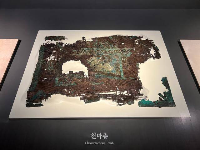 천마총에서 '천마도'와 함께 출토된 '천마무늬 말다래'. 가장 상층부에서 발견된 것으로 대나무 재질 말다래에 금동으로 만든 천마가 붙여져 있다. 김민호 기자