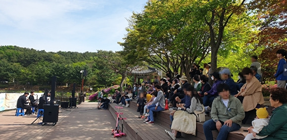 경기도 이천시 관고동에 위치한 설봉공원에서 '힐링 버스킹' 무대를 진행하고 있다. [사진=이천시]