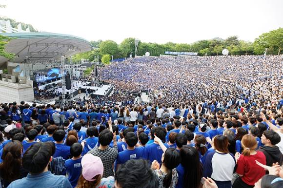 연세대 응원단 축제 '아카라카를 온누리에(아카라카)' 암표값이 원가보다 20배까지 오르며 논란이 일고 있다. 사진은 연세대 아카라카 축제 현장. [사진=연세대학교 홈페이지]