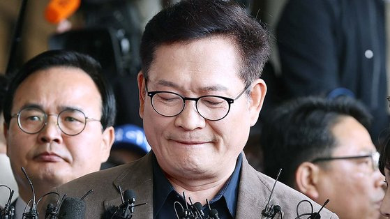 송영길 전 더불이민주당 대표가 지난 2일 서울 서초동 서울중앙지검 앞에서 2021년 전당대회 돈 봉투 의혹 사거 관련해 입장을 말하고 있다. 연합뉴스