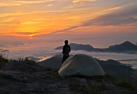 고흥 마복산 암반 야영 사이트에서 바라본 일출. 바다에는 해무가 풀어진 솜사탕처럼 흐르고, 해는 여수 돌산도 위로 떠올랐다.