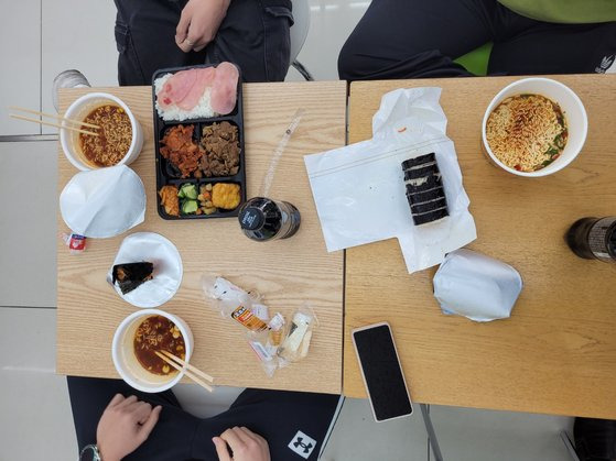 한국국제대 편의점에서 학생들이 라면, 삼각김밥, 도시락으로 끼니를 떼우고 있다. 안대훈 기자