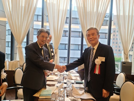 10일 도쿄 메이지대에서 열린 '김병로 평전' 일본어판 출간기념회에 참석한 김종인 전 국민의힘 비대위원장(오른쪽)이 일본인 인권변호사 후세 다쓰시(布施辰治)의 손자인 오이시 스스무(大石進) 일본평론사 대표와 악수를 하고 있다. 이영희 특파원