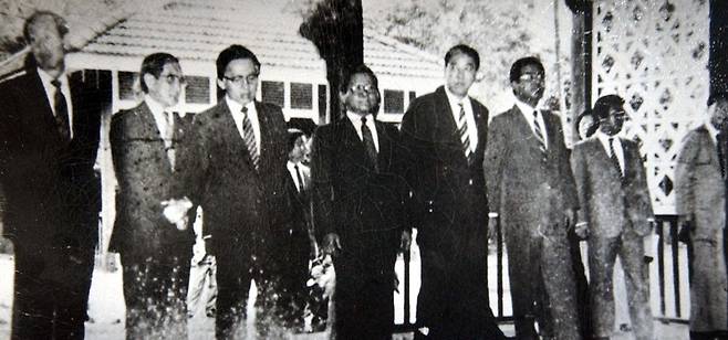 South Korean officials await for the arrival of President Chun Doo-hwan at the Martyrs' Mausoleum in Rangoon, Burma, on Oct. 9, 1983. The photo was taken only a few seconds before the bomb explosion. (Yonhap)