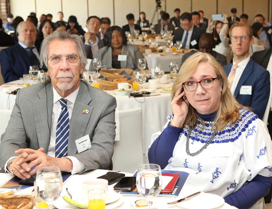 From left, Ambassador of Ecuador Carlos Eduardo Emanuele and Ambassador-designate of Guatemala Sara Solis attend the forum. [PARK SANG-MOON]