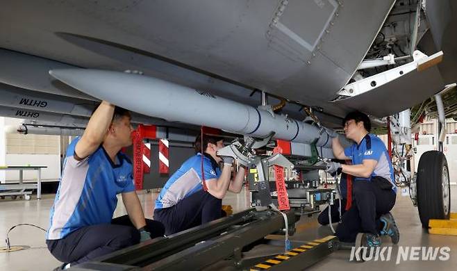 9일 오후 경남 사천 한국항공우주산업(KAI) 본사 격납고에서 KAI 직원들이 한국형 전투기 KF-21 시제기에 미티어 중거리 공대공미사일을 장착하고 있다.